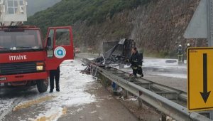Antalya'da devrilen boya ve tiner yüklü TIR, alev alev yandı