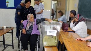 Antalya'da oy kullanma yoğun katılımla başladı