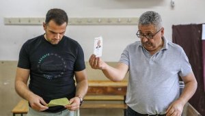 Antalya'da oy kullanma yoğun katılımla başladı