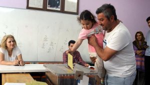 Antalya'da oy kullanma yoğun katılımla başladı