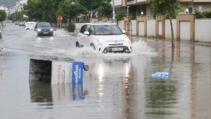 Antalya'da sağanak; rögar kapağı üstündeki asfalt kalktı