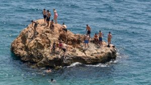 Antalya'da sahillerde bayram yoğunluğu