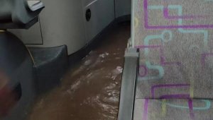 Antalya'da şiddetli yağmur nedeniyle işyerlerini su bastı, araçlar yolda kaldı