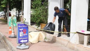 Antalya'da sokak ortasındaki cesedin üzerine yorgan, çevresine dubalar konuldu