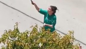 Bıçakla mahalleliyi tehdit edip, 2 kadınla kavga etti
