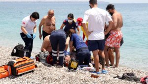 Denizde hareketsiz görrüğü kişiyi boğulmaktan kurtardı