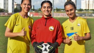 Depremzede kadın futbolcular hayallerine top koşturuyor