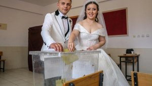 İlk turda erteledikleri nikahı, ikinci turda kıyıp oy kullanmaya geldiler