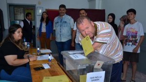 Kolları olmayan engelli, oy zarfını ağzıyla sandığa attı