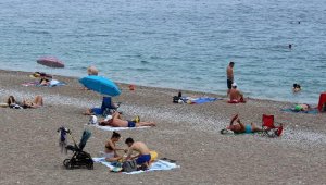 Konyaaltı Sahili'nde pazar yoğunluğu