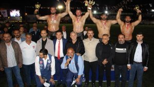Kumluca'da başpehlivan İsmail Balaban oldu