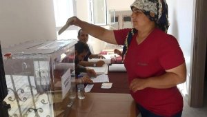 Manavgat yangınının sembol mahallesinde seçmen sandık başında