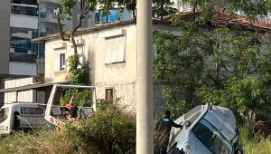 Otomobil direğe çarptı