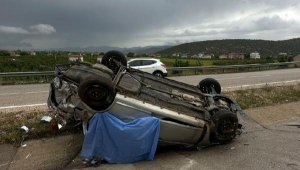 Otomobil refüje devrildi; sürücü öldü, eşi ağır yaralı