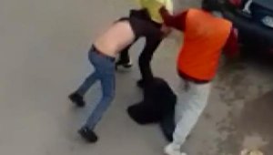 Otomobil sürücüsü ile motokuryenin yol kavgası kamerada