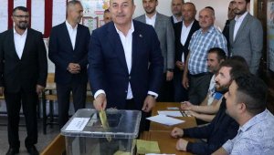 Oyunu Antalya'da kullanan Çavuşoğlu: Zarfa zor sığdı, katla katla bitmedi