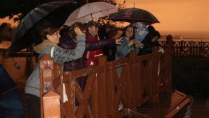 Sağanağa rağmen Hıdırellez dileklerini denizle buluşturdular