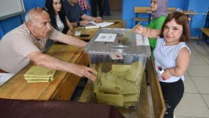 Sandığa yetişemeyince görevli devreye girdi, oyunu kullandı