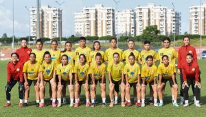 Taraftar, sahada kadın futbolculara saldırdı