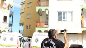 Uzaklaştırması olan koca, 4 çocuğunun da evde olduğu sırada eşini bıçakla öldürdü