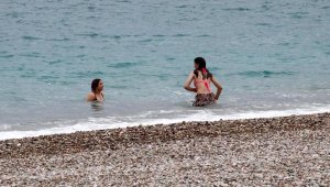 Yağmura rağmen denize girdiler
