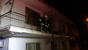 Yangında 2 kadın dumandan etkilendi, muhabbet kuşu öldü