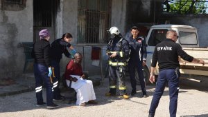 Yangında alevlerin arasında kalan engelliyi komşuları kurtardı