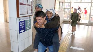 Yardım isteyen 90 yaşındaki kadını oy kullanmaya sırtında götürdü
