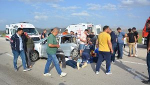 Antalya'da 2 otomobil çarpıştı; karı- koca ve torunları öldü, 4'ü çocuk 9 kişi yaralandı