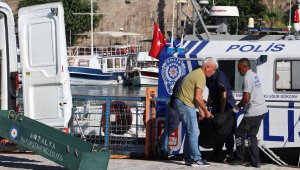 Antalya'da denizde erkek cesedi bulundu