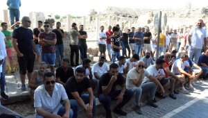 Antalya'da esnaf motosiklet yasağını yol kapatarak, protesto etti
