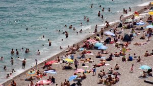 Antalya'da sahil doldu; YKS'den çıkıp denize gittiler