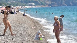 Antalya'da sıcaklık arttı, sahil doldu