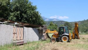 Antalya'da sit alanına yapılan kaçak yapılar yıkıldı
