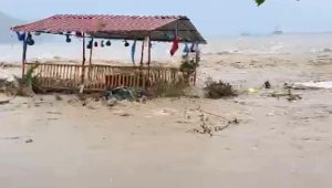 Antalya'da yağmur sonrası dere taştı; Adrasan'da turizm tesisleri zarar gördü