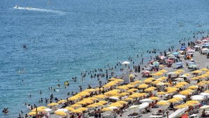 Antalya'nın sahillerinde yoğunluk yaşanıyor