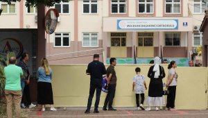 Çocuklar sınavda, aileleri dışarıda heyecan yaşadı