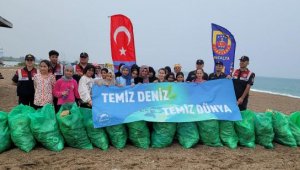 Çocuklardan sahilde çevre temizliği