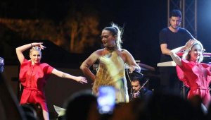 Demet Akalın Kaş'ta konser verdi