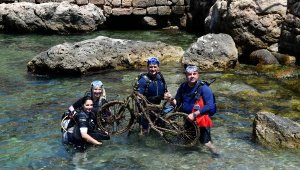 Deniz dibinden bisiklet ve balık kafesi çıktı