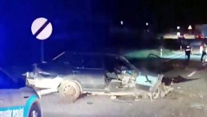 Domuzlara çarpan otomobilden fırlayan kadın, başka bir aracın altında kaldı