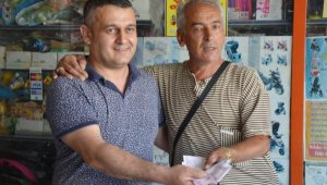 İnşaat ustasının düşürdüğü parayı esnaf buldu
