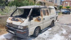 Kısa devre yapan akü hafif ticari aracı kül etti