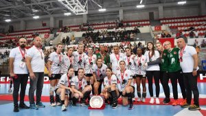 Mavi Kelebekler, ligi 2'ncilikle tamamladı