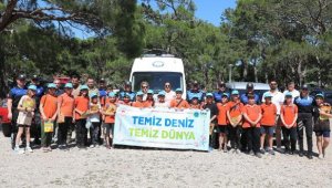 Öğrencilerle piknik alanını temizlediler