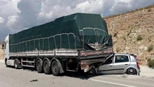 Otomobil TIR'a çarptı: 1 ölü