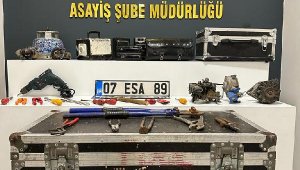 Otomobil ve plaka hırsızları polisten kaçamadı