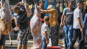 Sokakta kurban kesip, atıklarını gömenlere 10 bin 319 lira ceza