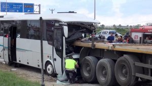 TIR'a çarpan tur midibüsünün sürücüsü öldü, 1'i ağır 5 turist yaralı