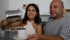 Annesinin enkazda kalan hayali için öğretmenlikten istifa etti